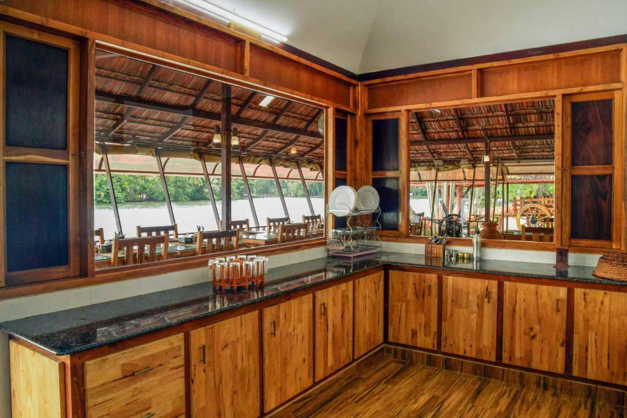 Stayvista At La Riva Heritage Villa With Bicycle Alappuzha 外观 照片